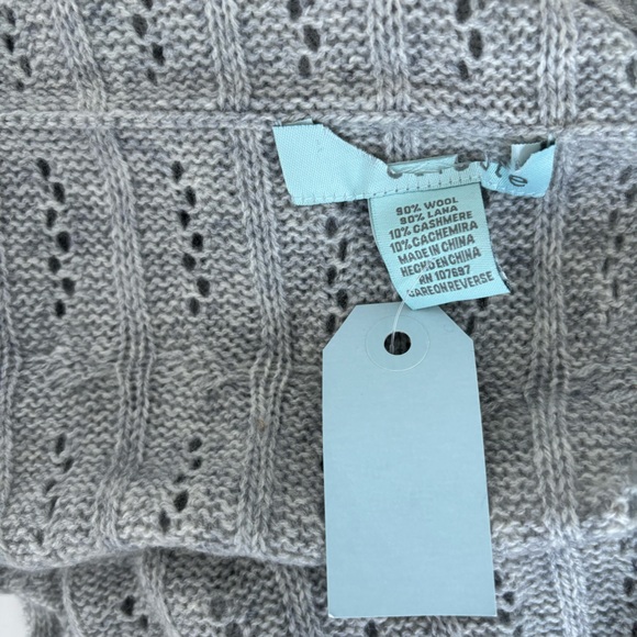 NWT Beautiful Gray Infinity Scarf - Picture 7 of 7